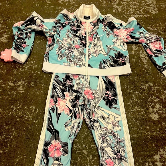 Nike 2 pc set size medium. Gently used - Picture 1 of 2